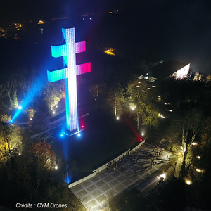 Participants de l'UH 2022 sous la Croix de Lorraines illuminée