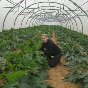 Laura Maniago dans une de ses serres