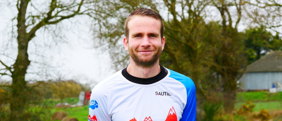 Justin Bidault, près de son exploitation laitière.