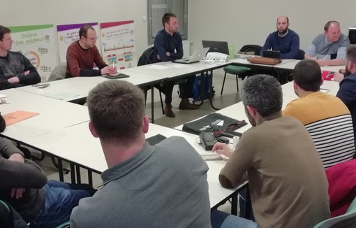 Une quinzaine de membres des Jeunes Agriculteurs du Loiret réunis dans une salle autour d'une table rectangulaire