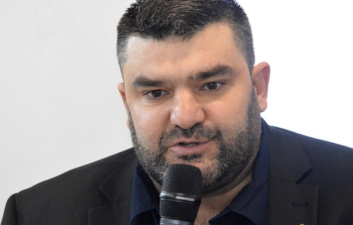 Portrait de Jérémy Decerle parlant dans un micro.